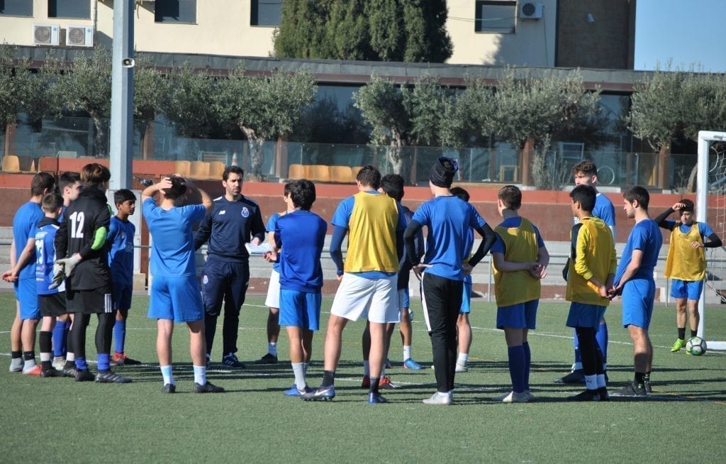 entrenamiento academia de fútbol jugador chileno