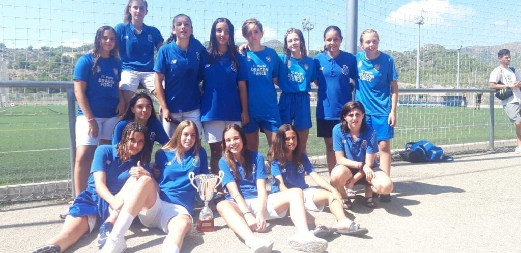 Jugadoras de futbol femenino en torneo de futbol femenino en España