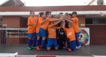 Benjamin A levanta la copa Safor Nova Cup