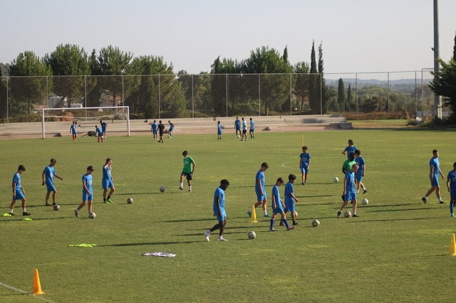 conos-entrenamiento-de-futbol - Soccer summer camps and academies all over  the world