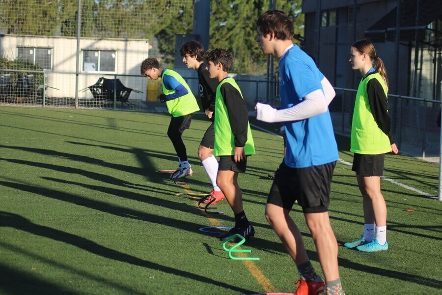 EL FUTBOL , UN DEPORTE CON MUCHOS BENEFICIOS PARA LA SALUD