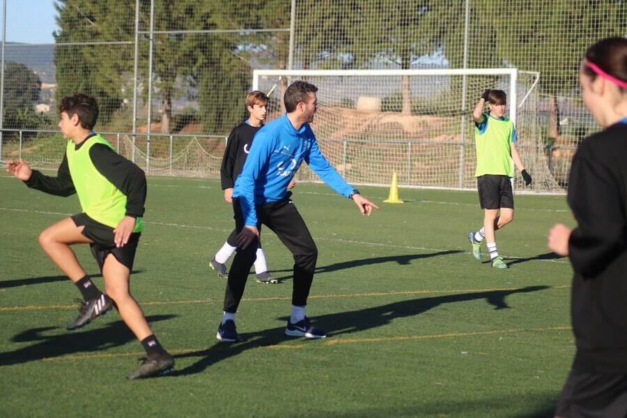 EL FUTBOL , UN DEPORTE CON MUCHOS BENEFICIOS PARA LA SALUD