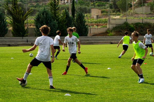 conos-entrenamiento-de-futbol - Soccer summer camps and academies all over  the world