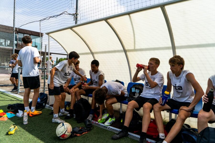 The importance of proper hydration in summer playing football and the 6 best tips to achieve it.