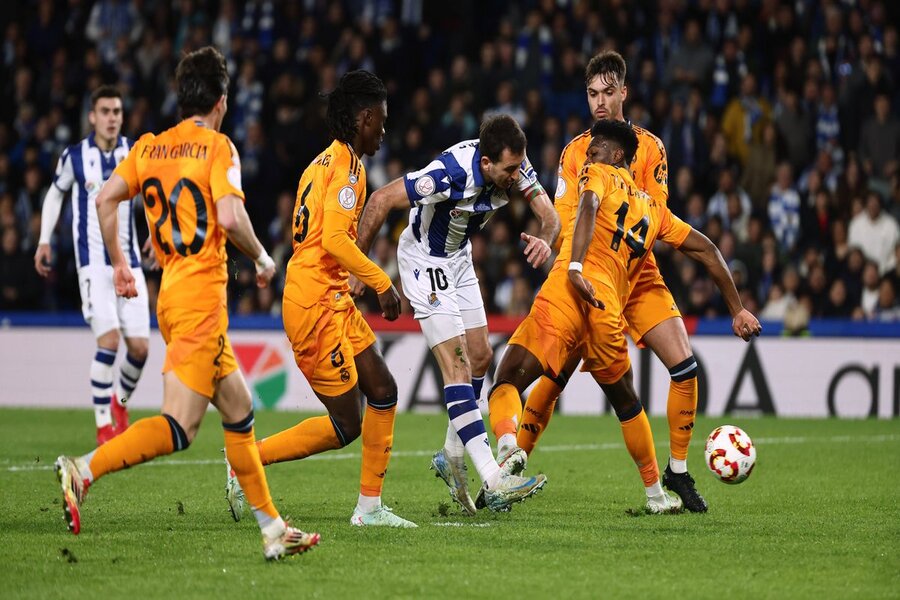 Oyarzabal rematando en la ida de semifinales de la Copa del Rey.