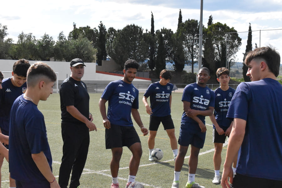 Tactical automatisms in the build-up phase of modern football.