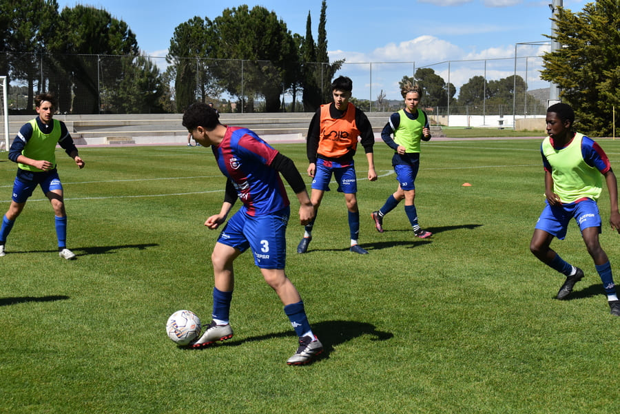 Entrenar y jugar al fútbol con diferentes nacionalidades.