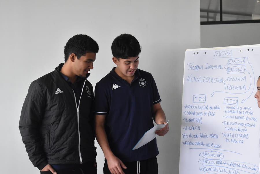 Evaluaciones periódicas que transforman talento en alto rendimiento.