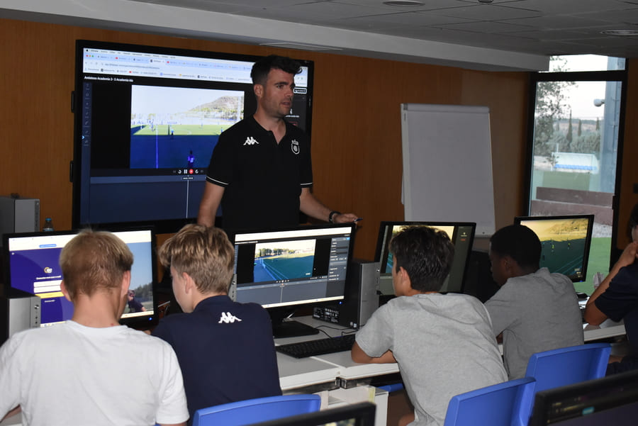 Análisis de partidos: la herramienta que transforma futbolistas en estrategas. Match analysis: the tool that transforms footballers into strategists.