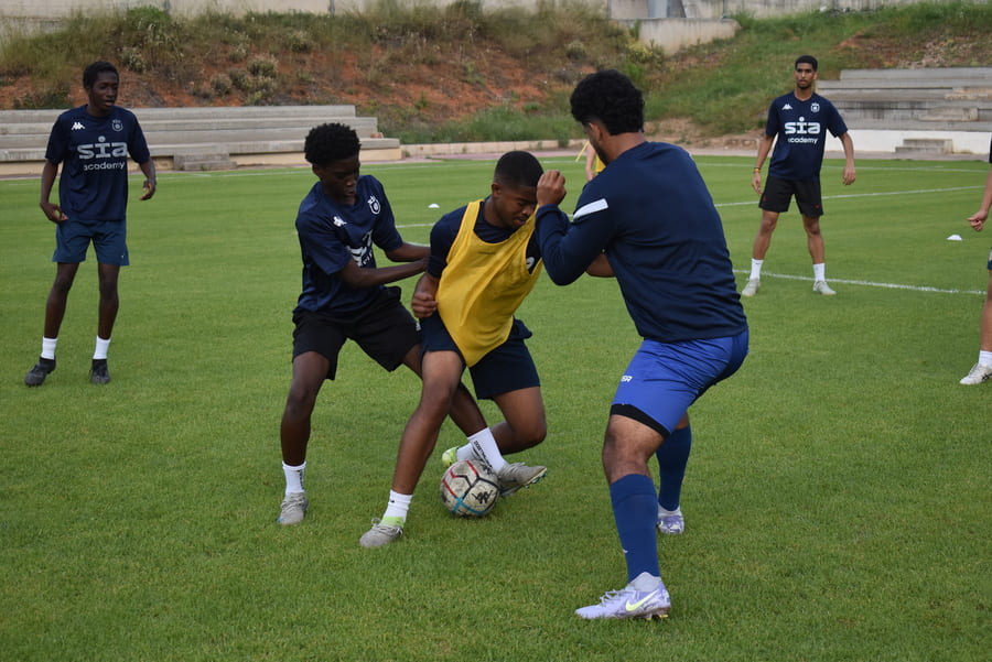 Mastering 1v1 dribbling, the first step to standing out in football.
