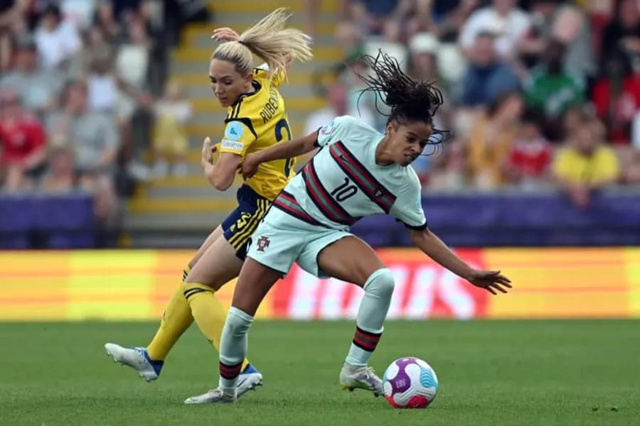 El futuro del fútbol femenino: crecimiento, desafíos y formación integral.