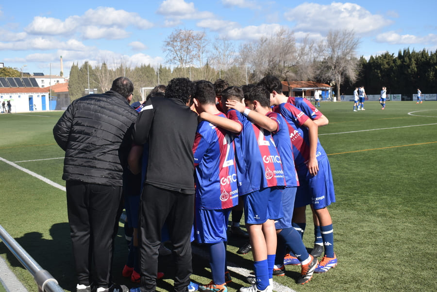 How to manage internal competitiveness in a football team.
