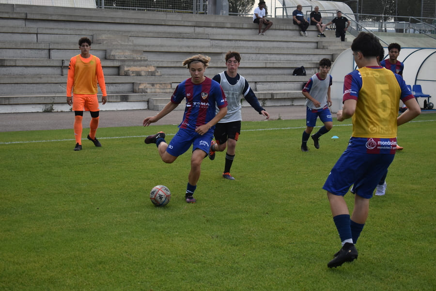 Numerical superiority in football: training and methods to perfect it.