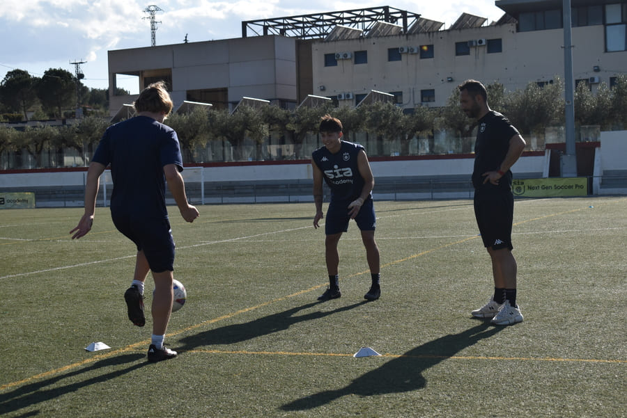 Weak leg: top 7 techniques to improve it in football.