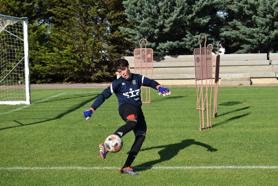 The goalkeeper and the value of footwork in football.
