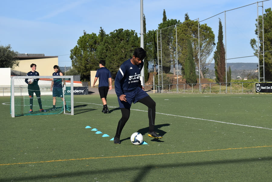 Mente fuerte, camino seguro: 6 consejos para fortalecer la mentalidad de un futbolista joven.