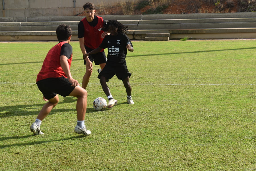 Cómo leer la intención del rival en un uno contra uno en el fútbol.