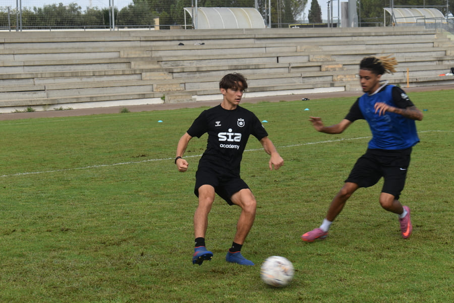 How to read the opponent’s intention in a one-on-one situation in football.