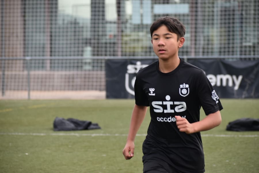 Ejercicios que combinan equilibrio, agilidad y toma de decisiones en un solo movimiento para el fútbol.