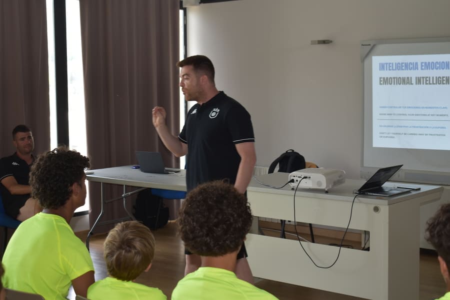 Más allá del fútbol: valores, disciplina y hábitos que tu hijo aprende en un campus de alto rendimiento.