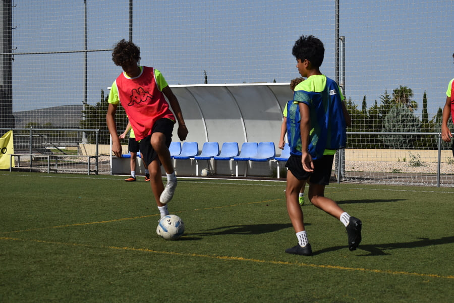 Your son loves football: this is how you can help him improve this summer.