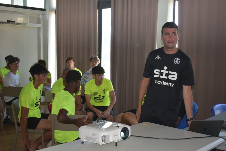 Cómo analizar partidos de fútbol de forma divertida y educativa para jóvenes.