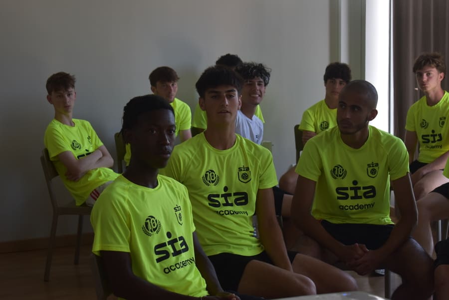 How to analyze football matches in a fun and educational way for young players.