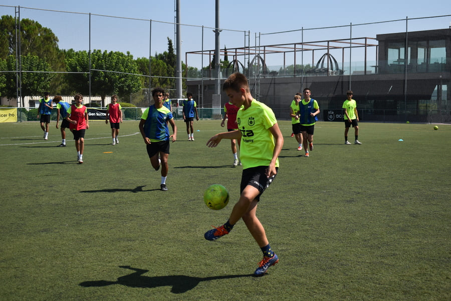Tu hijo ama el fútbol: así puedes ayudarle a mejorar este verano.