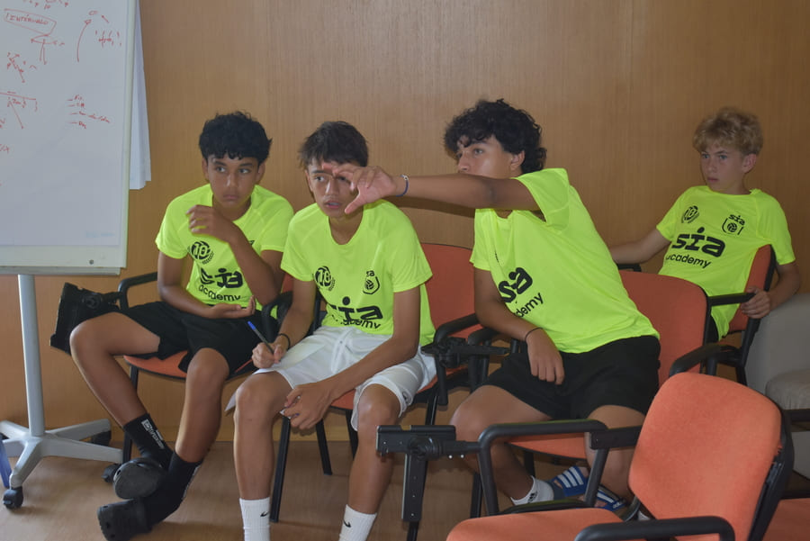 Security, planning and professionals: keys to a high-performance football camp.