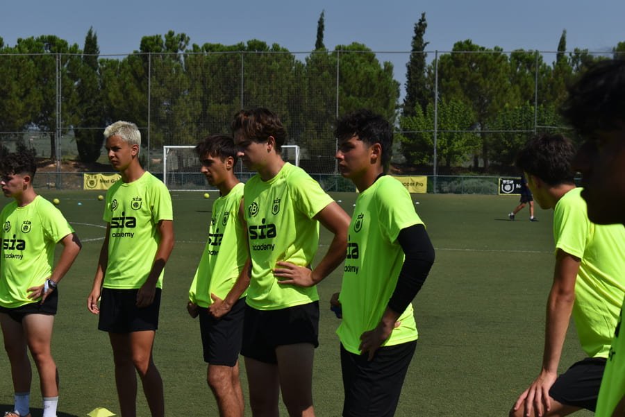 Entrenar en verano sin riesgos: cómo cuidamos la salud y el desarrollo del jugador de fútbol.