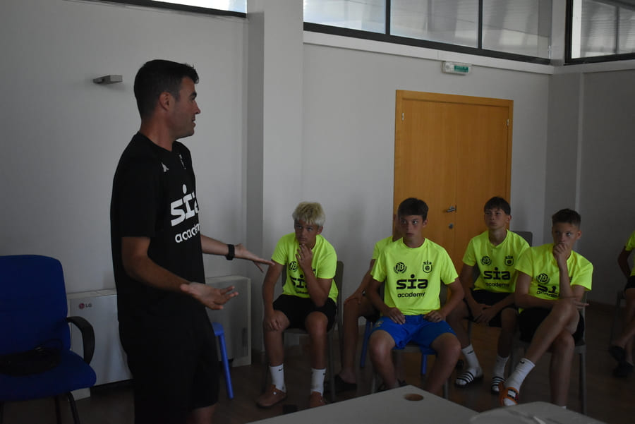 Techniques of visualization to master plays before executing them in football.