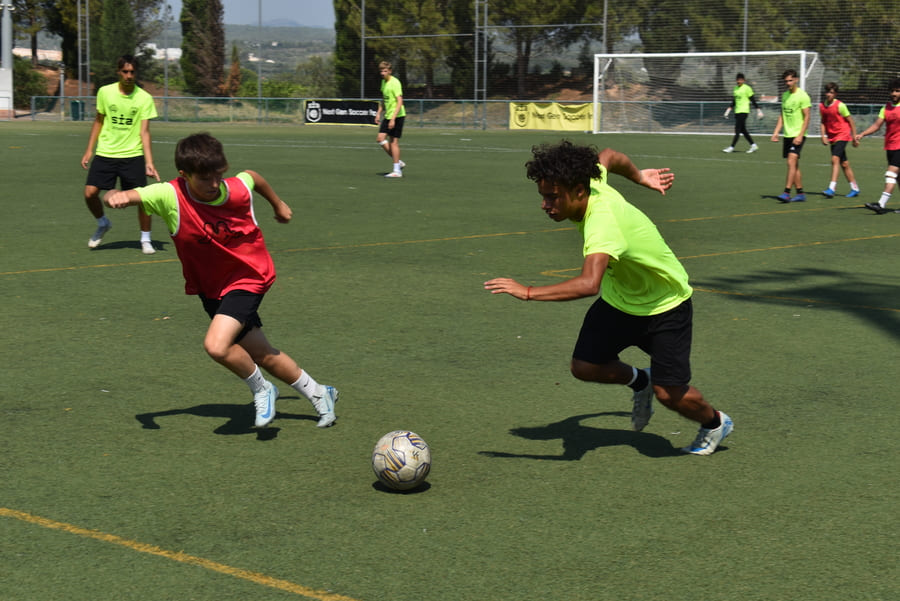 Diferencias entre un campus de fútbol tradicional y uno de alto rendimiento.