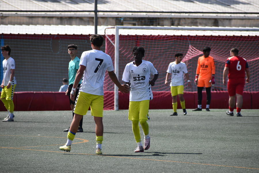 Uso de estadísticas básicas para mejorar el rendimiento futbolístico individual y colectivo.