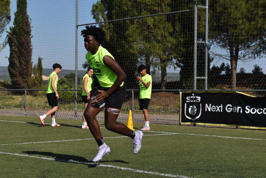 Physical preparation in preseason: what a young football player should work on in a summer camp.