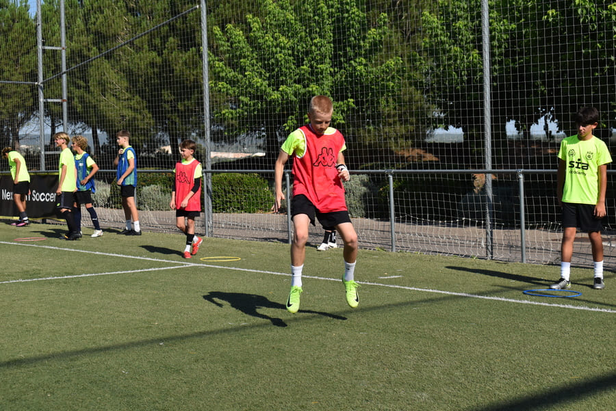 Preparación física en pretemporada: qué debe trabajar un jugador joven en un campus de verano.