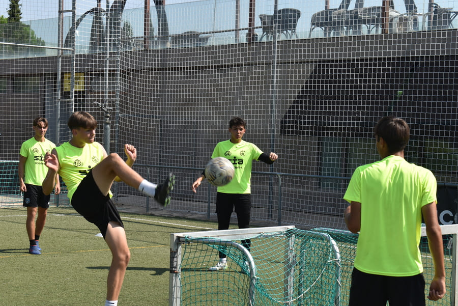 El campus de verano 2026 que impulsa tu rendimiento futbolístico desde el primer día.