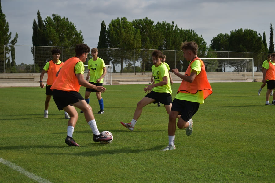 Errores comunes de los padres al elegir campus de fútbol en verano.