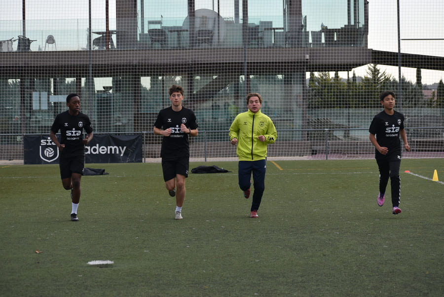 Active recovery: short exercises to oxygenate muscles between matches.