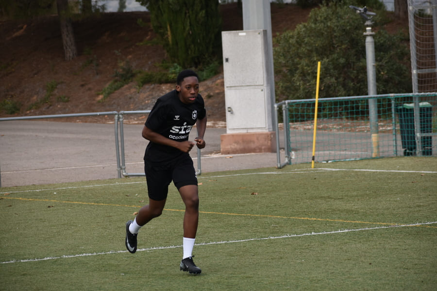 Recuperación activa: ejercicios cortos para oxigenar músculos entre partidos.