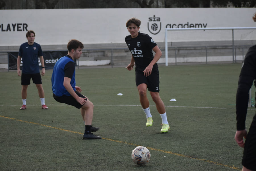 Defensive positioning in football: how to block passing lanes off the ball.