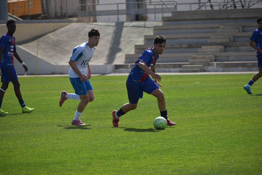 Cómo usar la amplitud y profundidad del campo de fútbol para romper defensas.