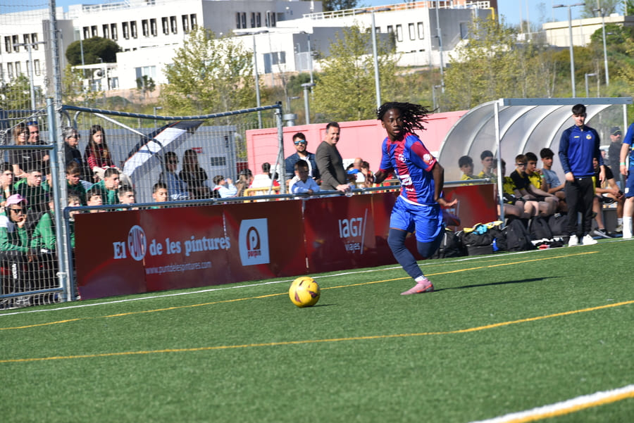 Prácticas de liderazgo en el campo para organizar a un equipo de fútbol.
