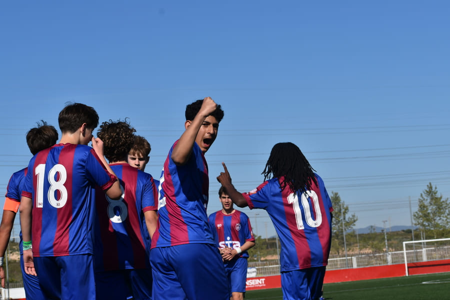 Practices of leadership on the field to organize a football team.