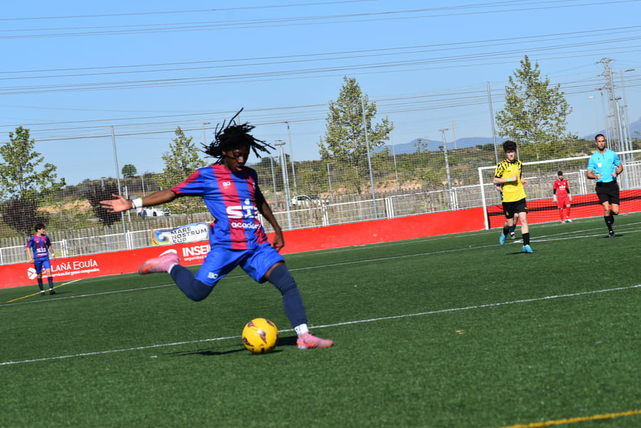 Leg development of the non-dominant side in football.