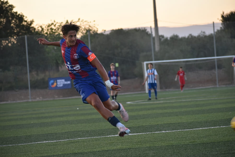 Top 5 skills that distinguish a professional football player.