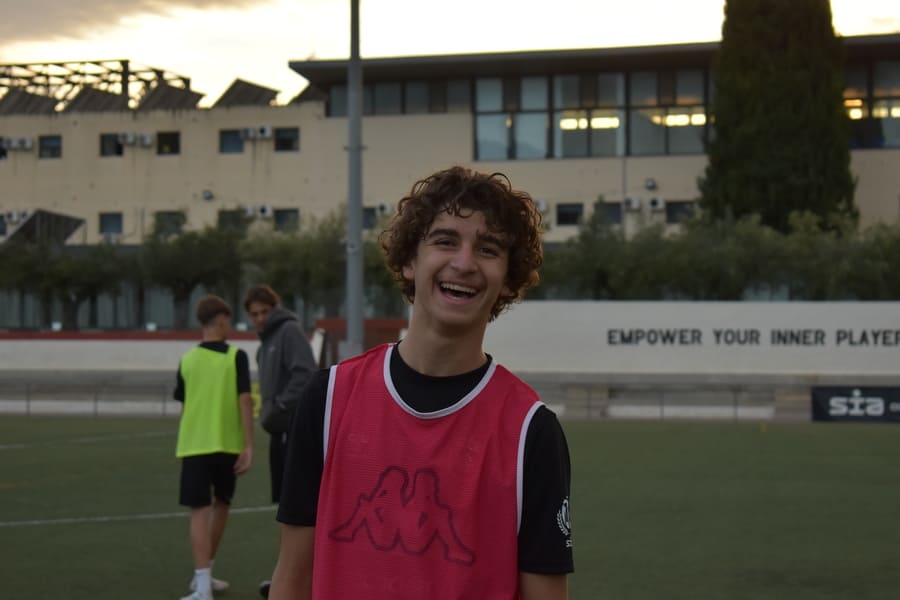 Cómo cambia la mentalidad de un jugador al vivir en una academia de fútbol internacional.
