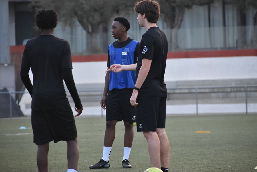How to adapt to different styles of the coach in football without affecting performance.